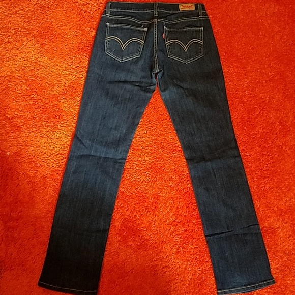 Womens Levi jeans - Picture 2 of 2